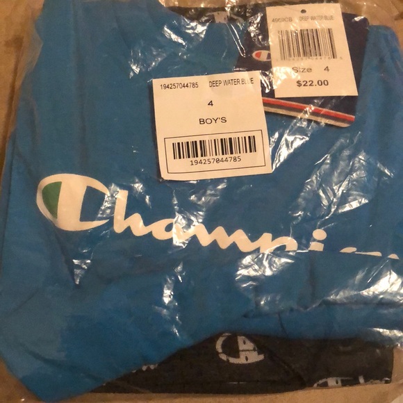 Shirt and shorts set size 4 - Picture 2 of 2